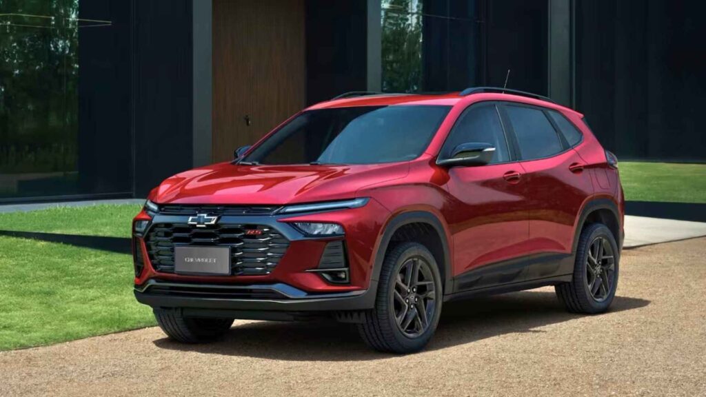 Chevrolet Tracker 2027 na cor vermelha vista frontal durante apresenta&ccedil;&atilde;o oficial.
